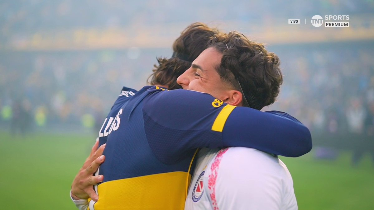 ABRAZO DE CRACKS 🫂 El saludo del Changuito Zeballos con Hernán López Muñoz en la previa de Boca vs. Argentinos #LPFxTNTSports