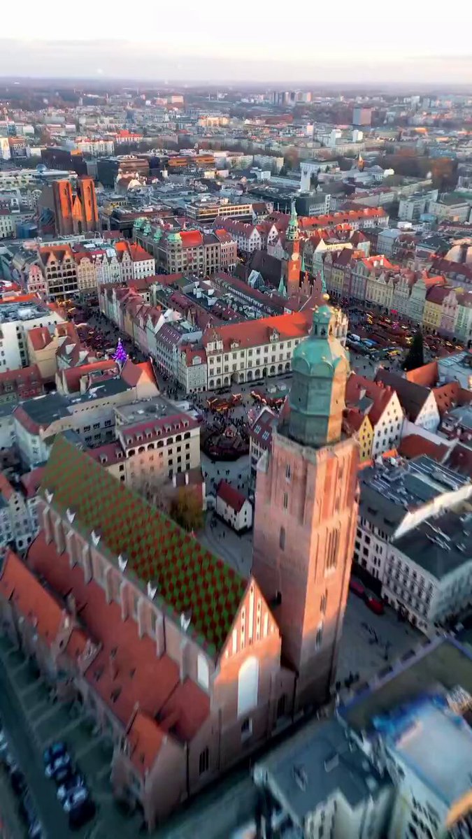 🚨🎅🏻🇵🇱 ALERTE INFO : Le plus grand marché de Noël de Pologne vient d'ouvrir ses portes à Wroclaw. Il s'étend tout autour de la place principale de la vieille ville avec plus de 200 chalets. C'est l'un des marchés de Noël les plus beaux et sûrs d'Europe.