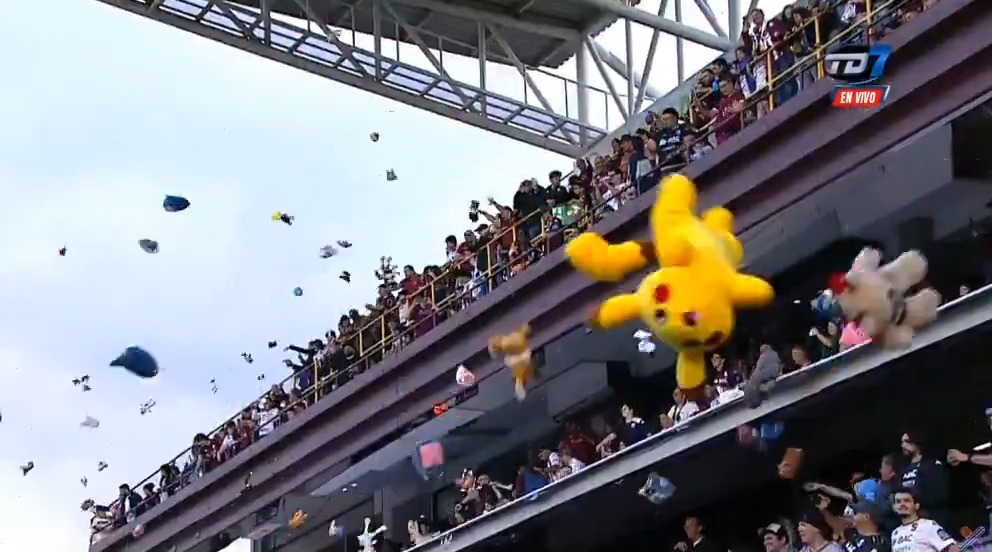 ¡Llueven los peluches en el Ricardo Saprissa! 😍