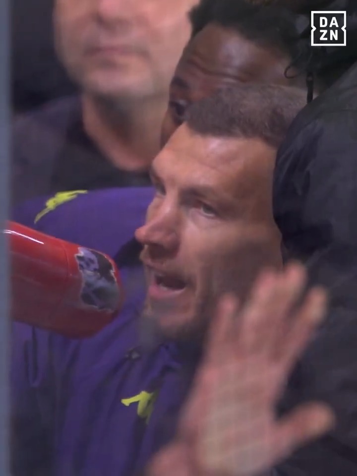Confronto Fiorentina-tifosi a fine partita 🏟️ Il messaggio di Dzeko col megafono 📢 "Abbiamo bisogno di voi" 🗣️ #AtalantaFiorentina #SerieAEnilive #DAZN