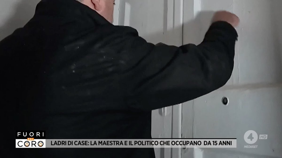 Arriva l'ufficiale giudiziario per eseguire lo sfratto di Giovanni Rienzo (militante del Movimento 5 Stelle e aspirante amministratore comunale) e sua moglie Stefania Romano, maestra, che occupano abusivamente da 15 anni una casa. La coppia, però, non si presenta e quindi...