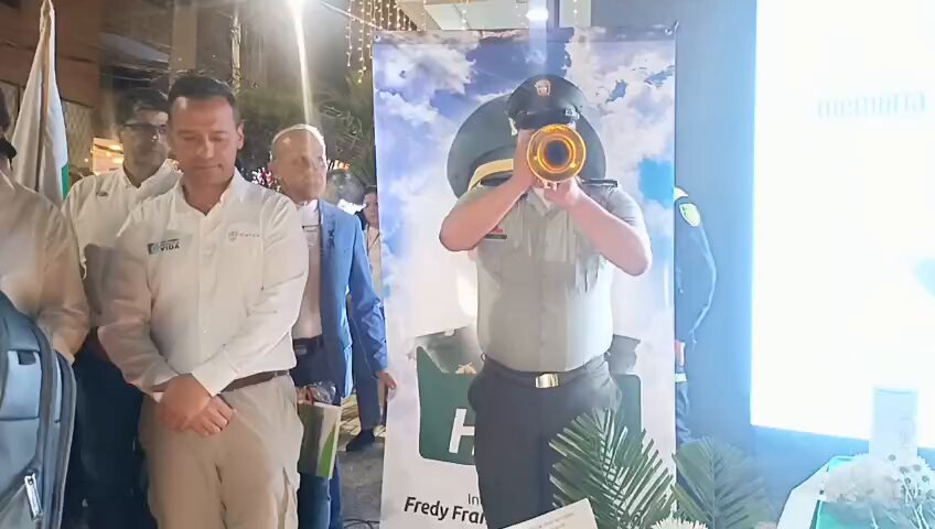 Dolor en Bucaramanga. A esta hora, miles de bumangueses se reúnen frente al C.C. Cabecera 4ª Etapa para honrar al intendente jefe Fredy Leal, quien dio su vida protegiendo a las familias durante el violento asalto en una joyería del cuarto piso. Con la presencia del ministro de Defensa Pedro Sánchez, el alcalde y la Gobernación de Santander, la ciudad rinde homenaje a su valentía y entrega #VocesySonidos