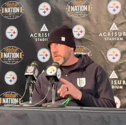 Aaron Rodgers asked if coaching is playing into flatness of team during week. Rodgers says it’s on the #Steelers players-all of them