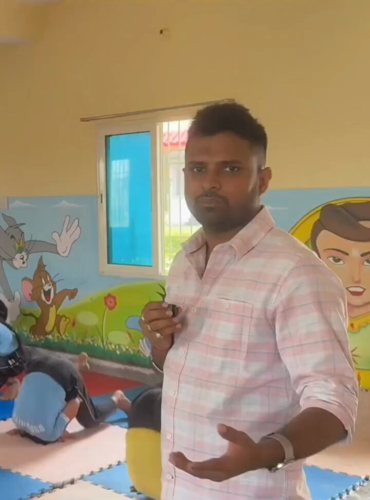 बिहार का स्कूल जहां गीता पढ़ाया जाता है बिहार में पहली बार ऐसा बोर्डिंग स्कूल जहाँ बच्चे सीखते हैं संस्कृति, आचरण और आधुनिक शिक्षा बिहार जंगलराज से अब भगवामय हो रहा है 🚩🔥