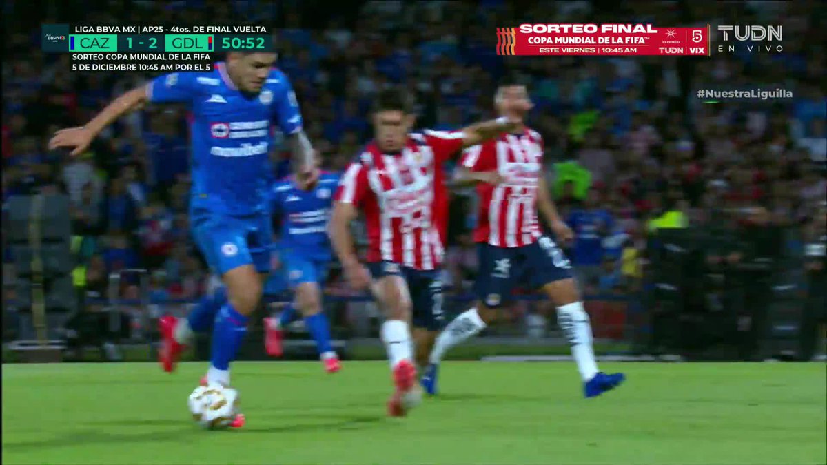 ¡Qué jugada! 🔥 El Toro Fernández tenía el golazo, pero José Castillo apareció con una barrida salvadora para evitar el tanto cementero. #NuestraLiguilla 📲📺 Disfruta de lo mejor de la Liguilla en ViX. 🟠