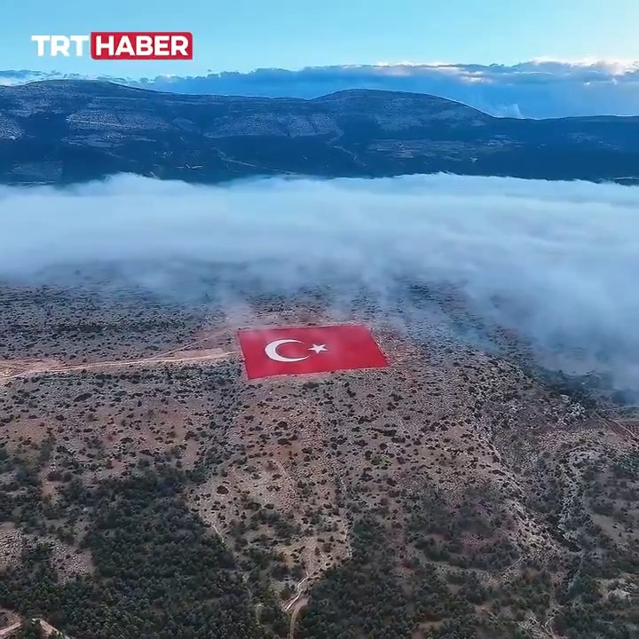 🇹🇷 22 dönümlük araziye işlenen Türk bayrağı ve sis manzarası... 📍Mersin