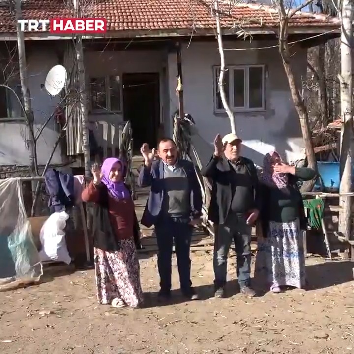 Yozgat'ta yaşayan Haydar ve Bayram Açıkel kardeşler, 63 yıldır birbirinden ayrılmıyor. Evlendikten sonra da eşleriyle birlikte aynı evde yaşamaya devam eden kardeşler, işlerini de birlikte yürütüyor.