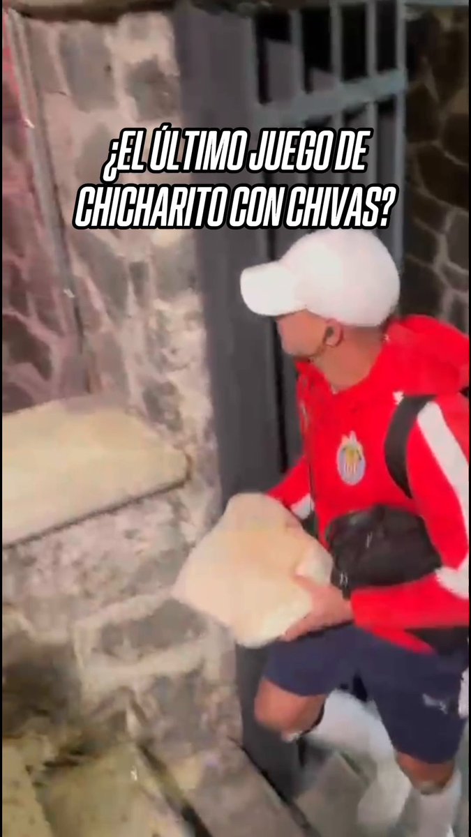 ¡CHICHARITO Y LOS JUGADORES SE RETIRA EN SILENCIO! La cara de Javier Hernández en lo que pudo ser su último partido con Chivas. Falló un penal en los últimos minutos que le costó la eliminación al Rebaño Sagrado.