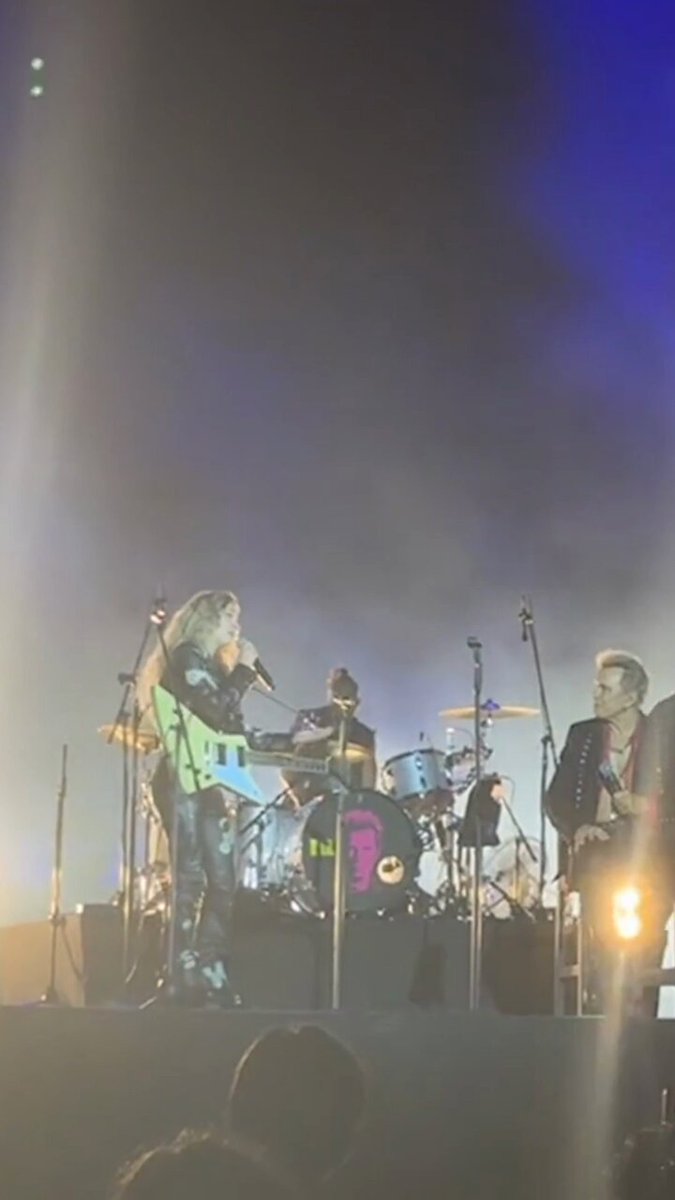 Dany cantándole Las Mañanitas a Billy Idol 😭😭