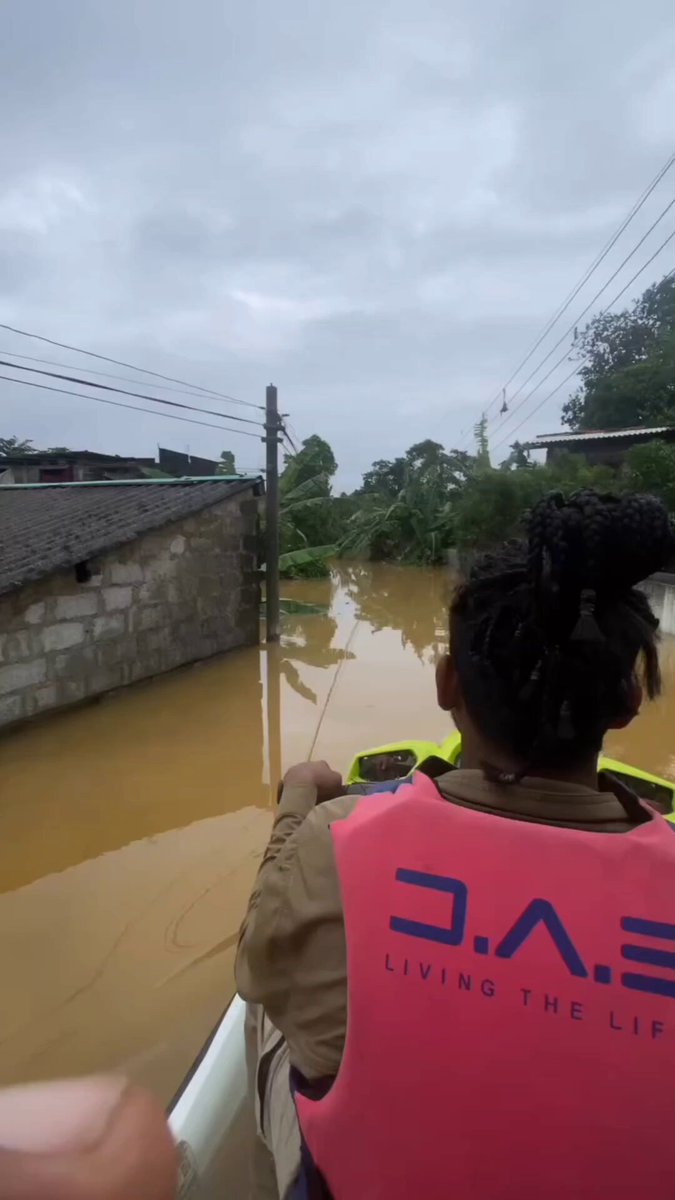 Volunteers with jet skis and boats are risking their lives in high-risk flooded areas, rescuing hundreds of people trapped by rising waters. A powerful reminder of Sri Lanka’s spirit in times of crisis. 🇱🇰💚