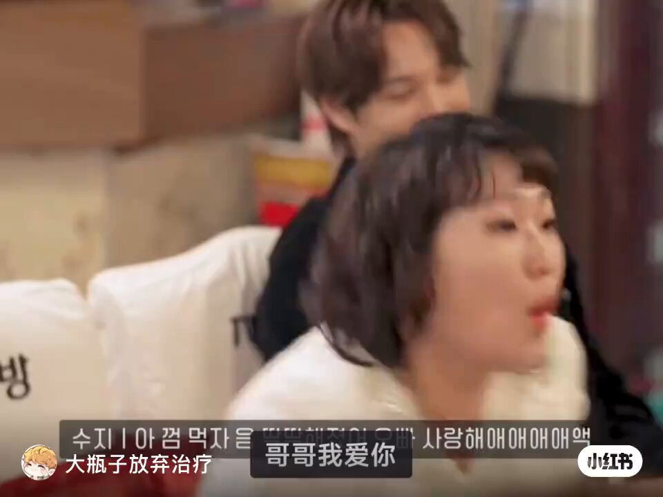 เอาจริงๆนะ ต่อให้ฉันไม่ได้ติดตามข่าวอะไรเกี่ยวกับอี้ชิงเลย ก็สามารถบอกได้ภายในแว้บเดียวว่านี่รายการเกาหลี ไม่ใช่รายการจีน ยุคนี้สื่อบันเทิงจีนเค้าไม่ทำพฤติกรรมแบบนี้กันแล้วอ่ะ มัน uncomfortable สำหรับคนที่นั่งตรงนั้นอ่ะ😭