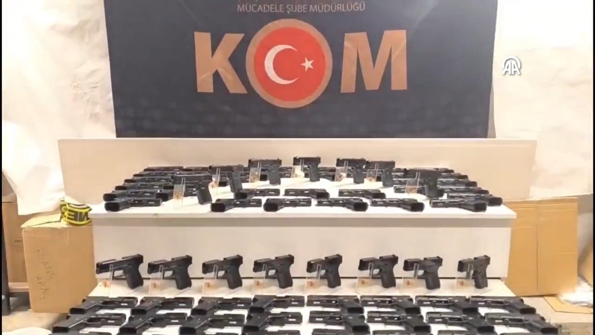 Eskişehir’de arızalı diye çekiciyle götürülen araçtan çıkanlar: 📌 Parçalanmış 480 tabanca 📌 518 namlu rampası 📌 491 silah sürgüsü 📌 492 şarjör 📌 488 namlu 📌 479 gövde 📌 494 tetik mekanizması 📌 469 icra yayı 📌 490 icra mili 📌 2 bin 891 muhtelif silah parçası