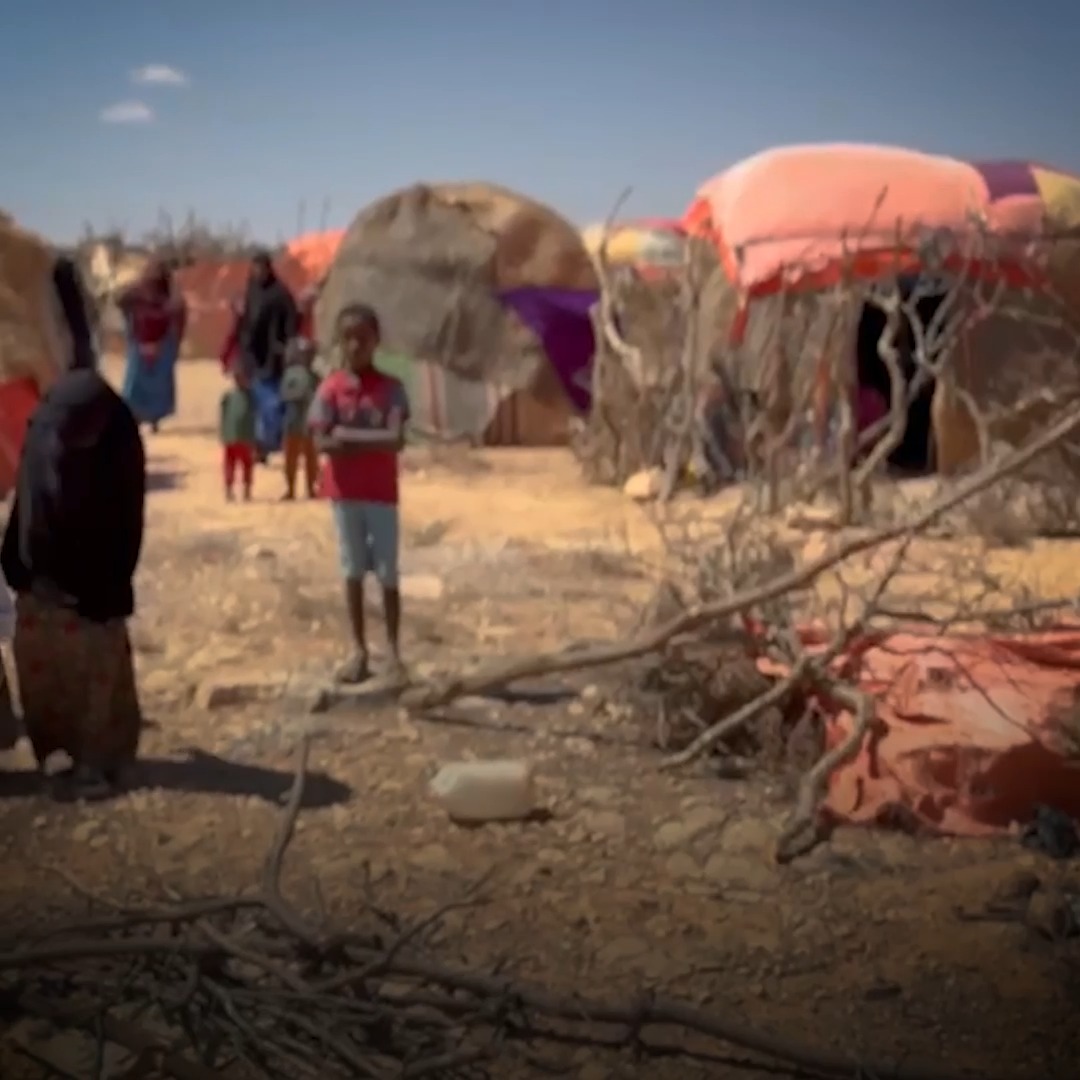 No food, no water, no home. Drought conditions are escalating in #Somalia. In the north, families are fleeing their villages in search of water and pasture. Displaced people aren't getting the support they urgently need due to severe funding cuts. 📹 Watch. ⤵️