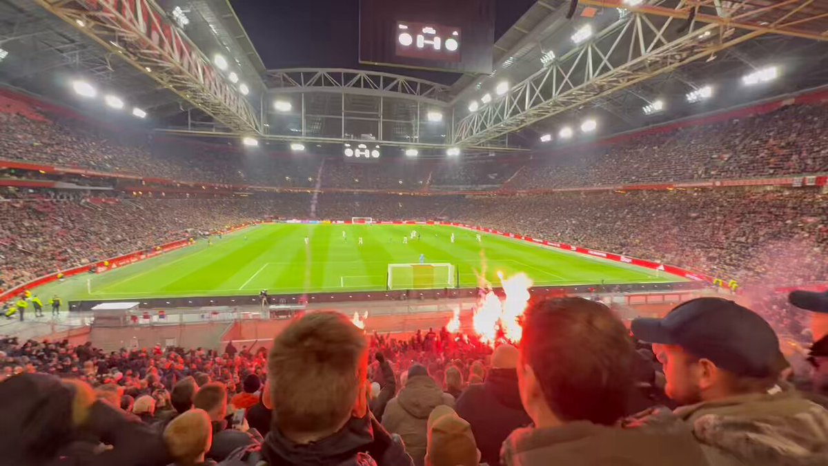 Ajax’s game against Groningen was abandoned moments after kick off last night due to fans letting off a crazy amount of pyro in the stadium. 😲😆 Crazy! 🤯