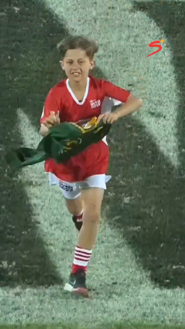 😆 "That is cheeky!" Before the SVNS final between Australia and New Zealand, the mascot whipped out a Springboks jersey while running off the field 😂 The tournament heads to Cape Town this weekend 🇿🇦 #SSRugby | #HSBCSVNS