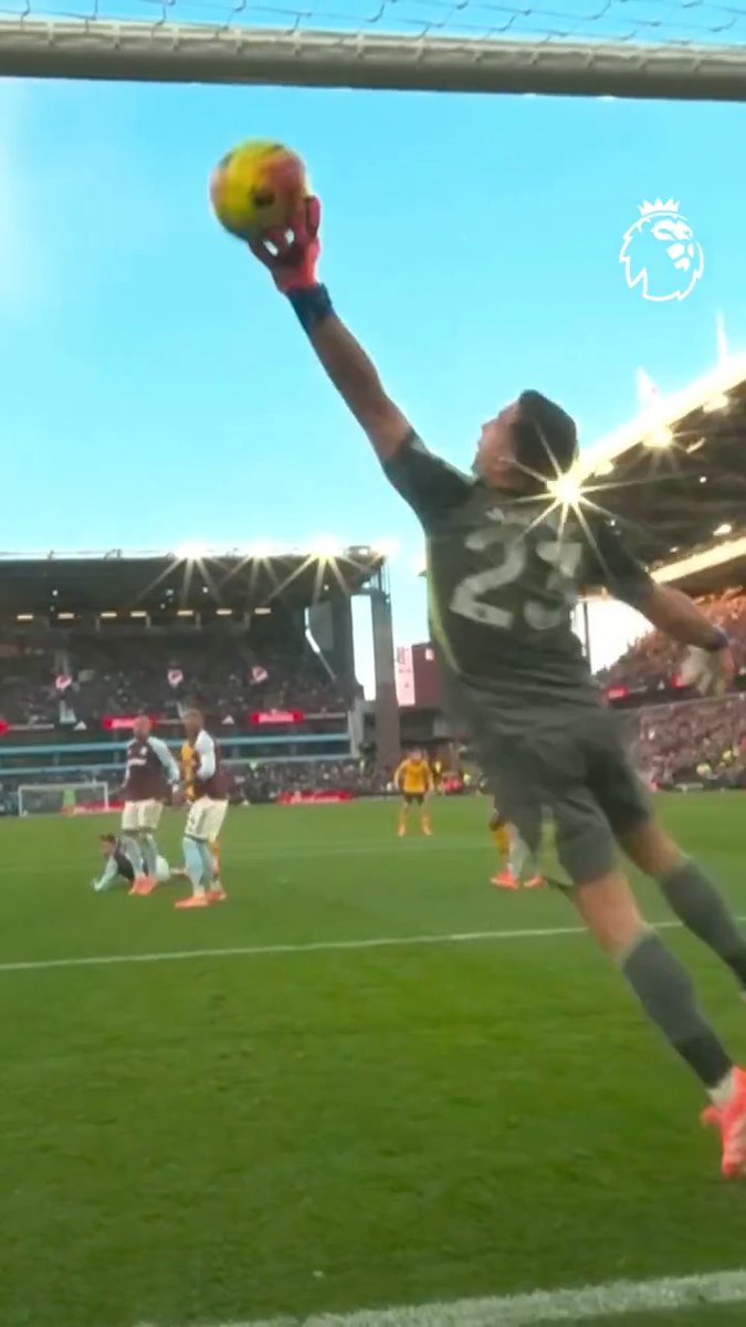 Incredible reflexes from Emiliano Martinez 🤯