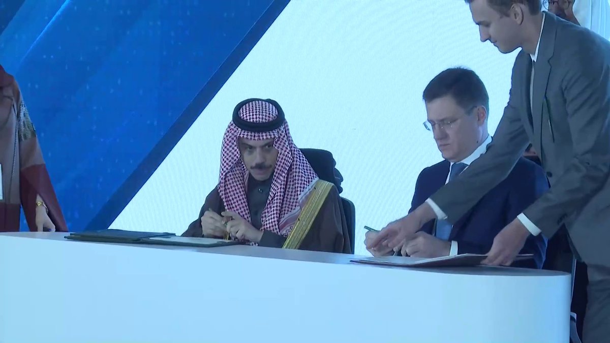 لحظة توقيع اتفاقية الإعفاء المتبادل من تأشيرات الدخول لمواطني المملكة وروسيا