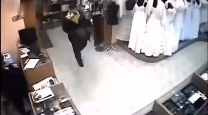 Sergei Balikhin takma adı “Golos” “Yellow Chrysanthemums” “Sarı Kasımpatılar” adlı Rus organize suç çetesi lideri. Bu çete suikastleri bir demet kasımpatı içine gizlenmiş silahlarla gerçekleştirdiğinden çetenin adı da “Yellow Chrysanthemums”