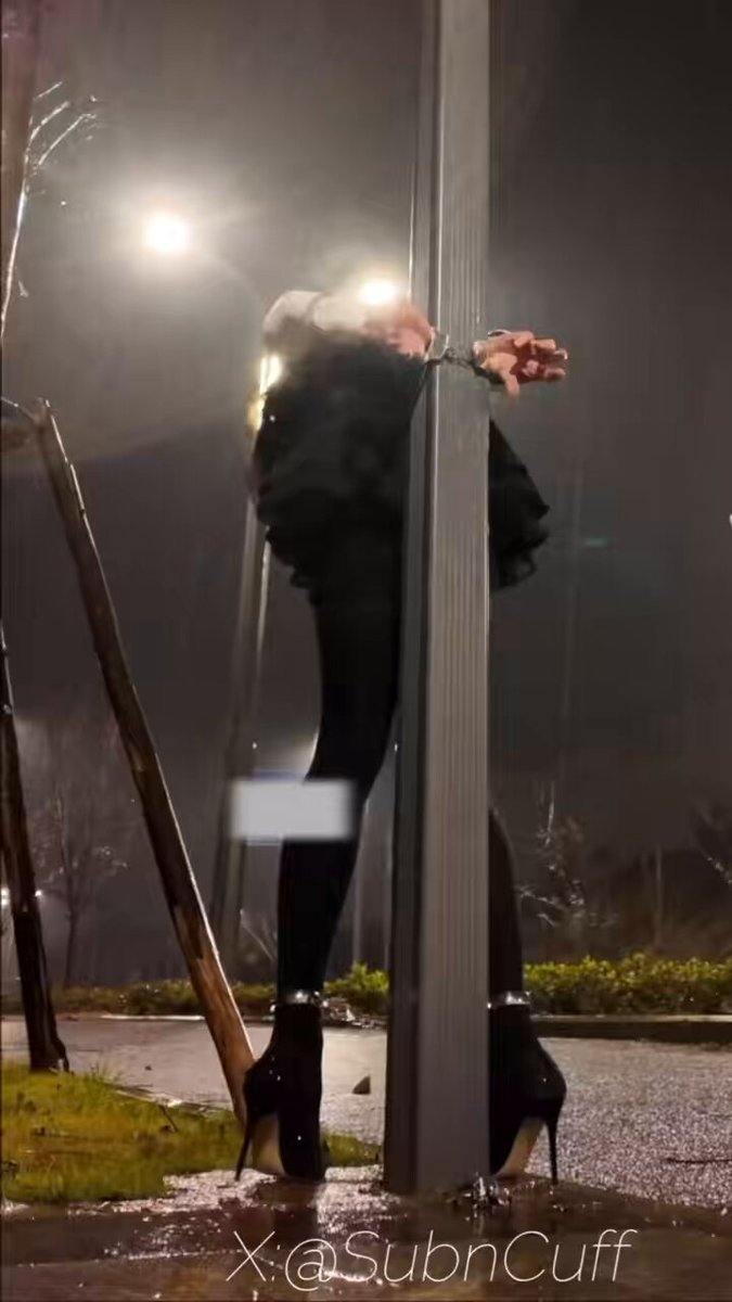 晚上在下雨 仍然决定出去 先锁上了脚镣 再用脚铐从身体前边铐住胳膊 最后用手铐把自己背铐在路牌柱子上 因为胳膊被铐住 所以双手向后的活动范围被限制的很小 再加上脚镣的存在 拘束感非常非常强 剪视频的时候才发现冰冷的雨水打在燥热的身体上不停的在散发热气 #户外 #手铐 #自缚