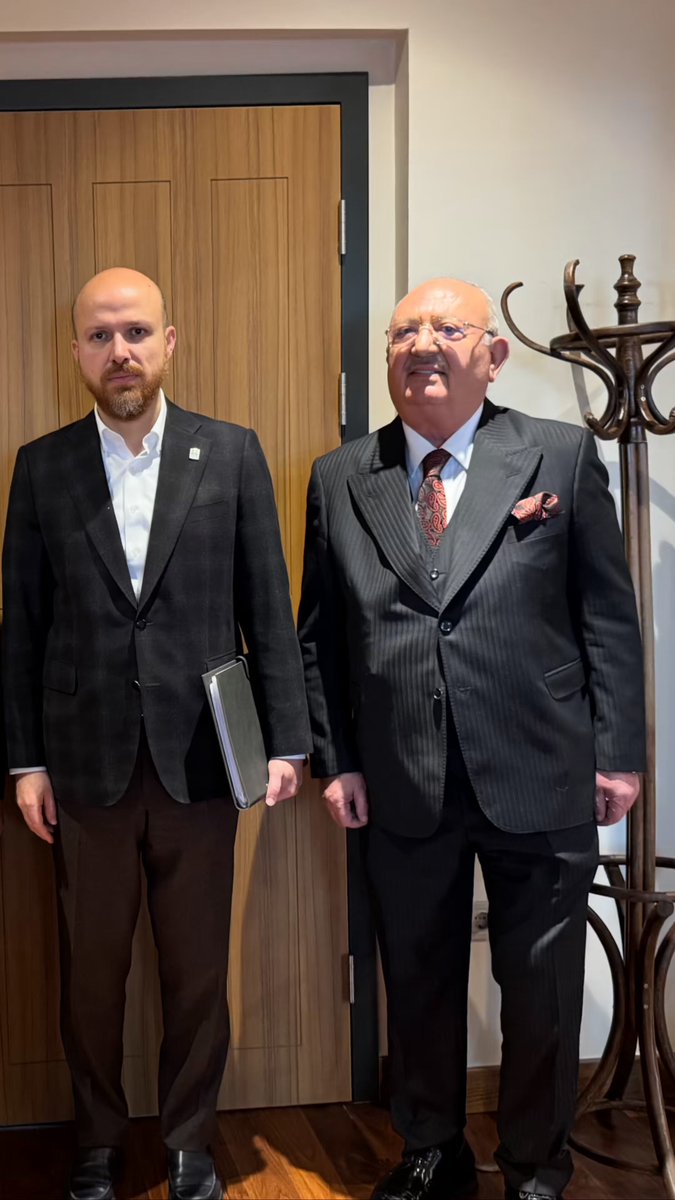 Bu haftaki toplantımızı iş insanı kıymetli babam Davut TOPOĞLU‘ nun katılımıyla yaptık. Hem eski dostların buluşması, hemde önemli fikir alışverişleriyle çok verimli bir görüşme gerçekleştirdik.