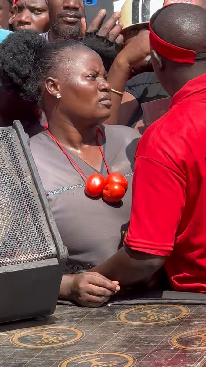 📍KIIRA To some one who doesn’t understand this video,,,,,,,people carry bottles of water and tomatoes to relieve themselves of the ichy and tingling sensation that is caused by teargas. #Bobiwine #electioncampaigntrail #Day52