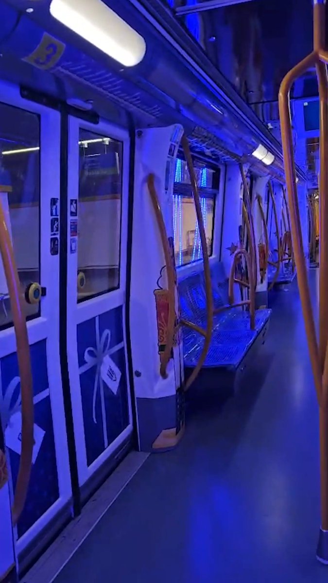 😍 Si te ha gustado por fuera... ¡por dentro te va a encantar! 🎄 Súbete al #TrenDeLaNavidad 🚇 L3. #NavidadEnMetro #LlevamosLaNavidad