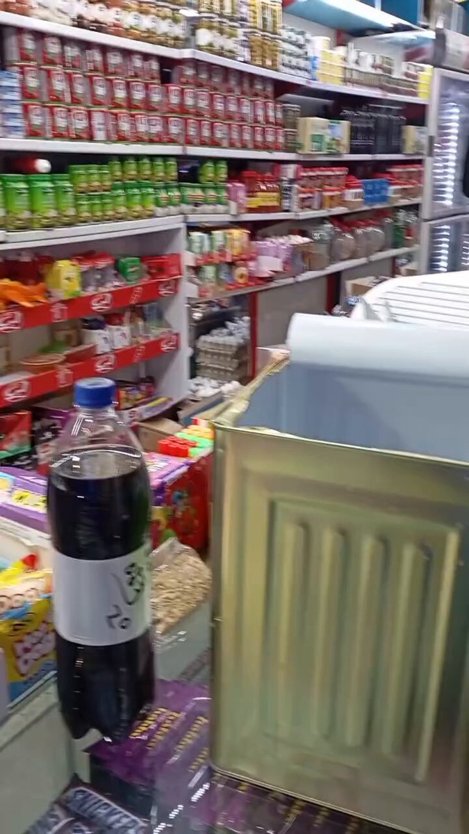 نوشابه مشکی با حرارت انگار به قیر تبدیل شد! شما ببینید اینا چقدر ضرر داره و ما چه چیزایی وارد بدنمون میکنیم!