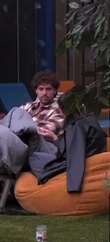 g: bello l’aereo il nome ci ha destabilizzati ma è un rapporto che non va oltre quello” m: “grazie… ma no” nel mentre fuori non sanno: DELL’ #amanters QUI SOPRA;MIGLIAIA DI FANCAM SU DI LORO PIENO SU IG E TIKTOK,LE VISUALIZZAZIONI DA 35k A VIDEO,E LE PAGINE