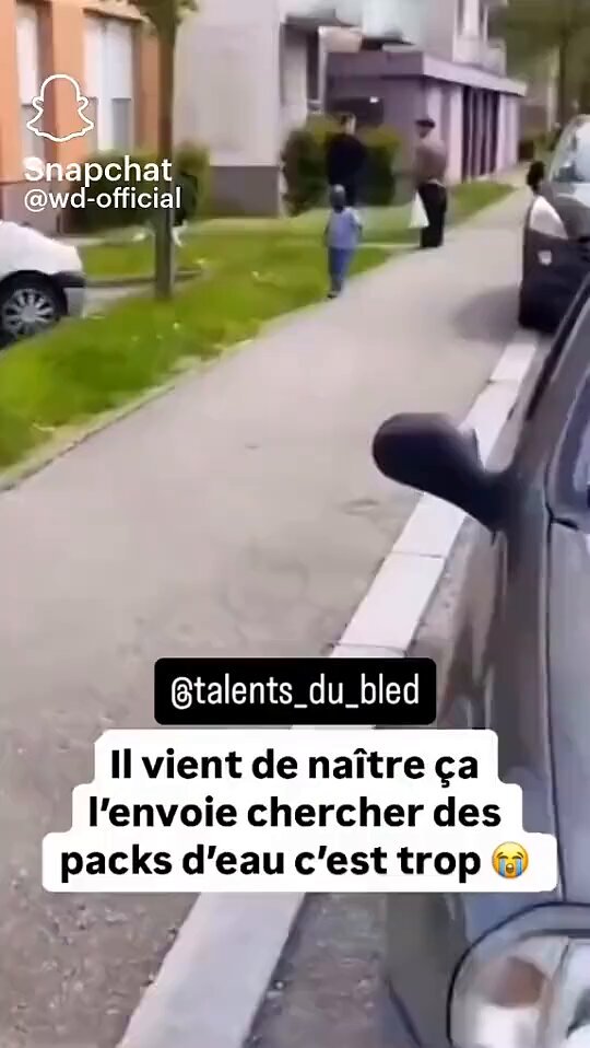 🇫🇷🚨Il va finir guetteur à même pas 5 ans, ce p’tit. Il monte déjà vite en grade, petit rôdeur, bien conditionné. Où sont les parents ?