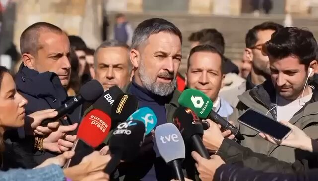 🇪🇸 | Santiago Abascal a María Guardiola tras el pacto en Valencia: «Mi pregunta es si a la señora Guardiola le molesta que las medidas en favor del campo no la tengan los agricultores y los ganaderos de aquí porque allí sus compañeros en la Comunidad Valenciana lo han aceptado, o si lo que le molesta es la condena del fanatismo climático, o si le molesta las rebajas fiscales, o si a la señora Guardiola le molesta que en el acuerdo político de investidura en la Comunidad Valenciana se combata claramente la inmigración ilegal».