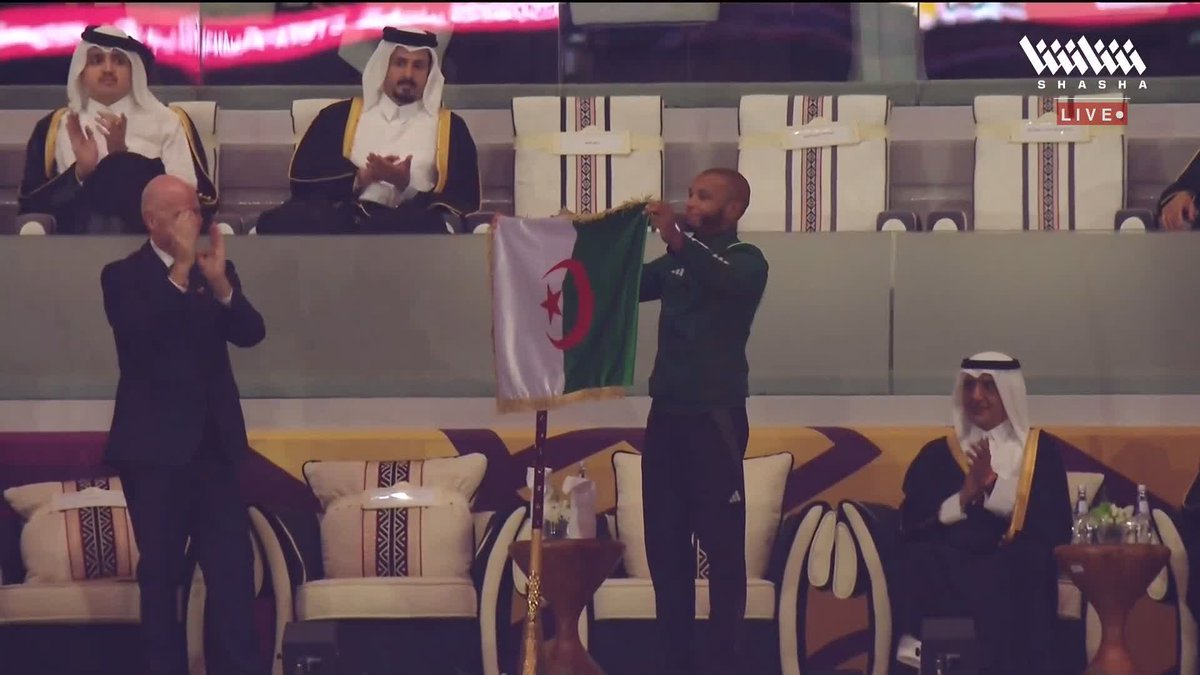 🚨🚨🚨🚨🚨🚨🚨🚨🚨🚨 حامل اللـقب! وصول ياسين براهيمي قائد محاربو الصحراء لـ ستاد البيت ويحمل علم الجزائر باعتبارها حامل اللقب 🤩🏟