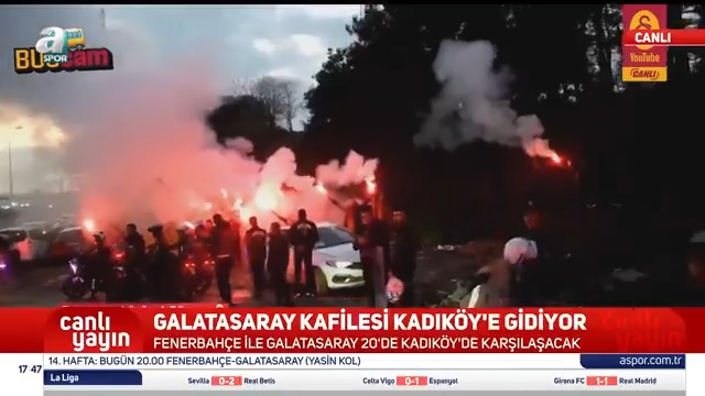 Galatasaraylı taraftarlar, kafileyi meşalelerle uğurladı.