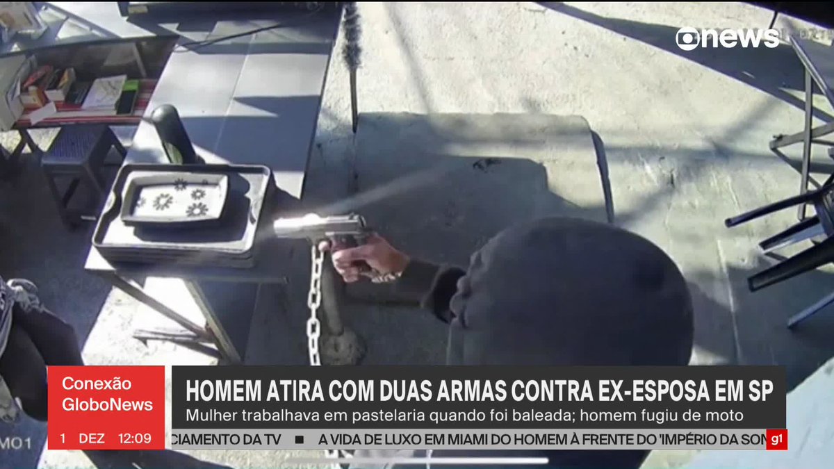 Homem atira com duas armas contra ex-esposa em São Paulo. A vítima trabalhava em uma pastelaria quando foi atingida por 4 tiros. Ela segue internada. #ConexãoGloboNews ➡️ Assista à #GloboNews: