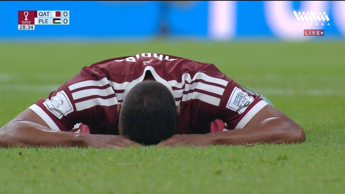 بكاء عاصم ماديبو لاعب منتخب قطر بسبب الإصابة وعدم قدرته على استكمال المباراة 😓