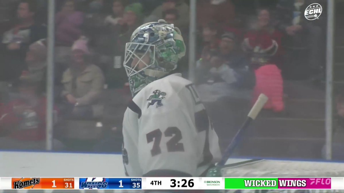 The Kalamazoo Wings hosted a “Wicked Wings” night featuring half green/half pink ice. This would take some getting used to. 🧙♀️ (🎥: Kalamazoo Wings)