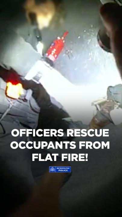 Flat Fire Rescue! Officers run into a burning flat to save residents! #FlatFire #HeroicRescue #PoliceInAction #CourageInAction #StaySafe