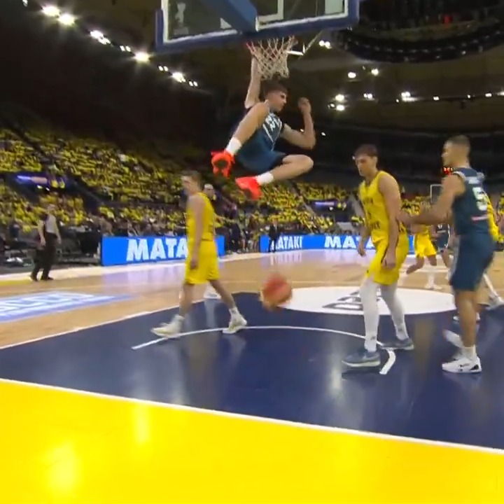 He's 17. That's the tweet. 😲 #FIBAWC l #StepItUp