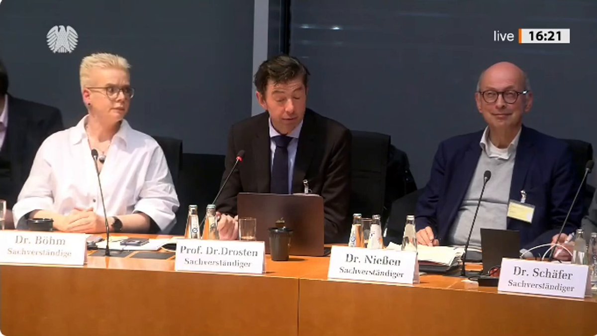 Christian Drosten war maßgeblich dafür mitverantwortlich, dass die Schulen in Deutschland im März 2020 entgegen der Empfehlung des RKI flächendeckend geschlossen wurden. Heute behauptet er vor der Enquete-Kommission, dies sei vordergründig zum Schutz der Kinder geschehen. Am 12. März 2020, einen Tag vor den Schulschließungen, sagte er jedoch: „Diese Maßnahmen werden nur jetzt am Anfang der pandemischen Welle einen wirklichen durchschlagenden Erfolg haben, indem sie die Welle auch längerfristig verzögern und die Zahl der Patienten im Gipfel der Welle senken.” Er argumentierte damals, dass Schulschließungen die Verbreitung des Virus verlangsamen würden. Zu diesem Zeitpunkt wusste man im RKI bereits, dass Kinder eine ungewöhnlich untergeordnete Rolle bei der Übertragung von Corona spielen. Auch in Schweden war man sich dessen bewusst und ließ die Schulen größtenteils geöffnet. Drosten hatte Zugang zu den selben Daten und zitierte stattdessen einen viele Jahren alten Aufsatz über Influenza.