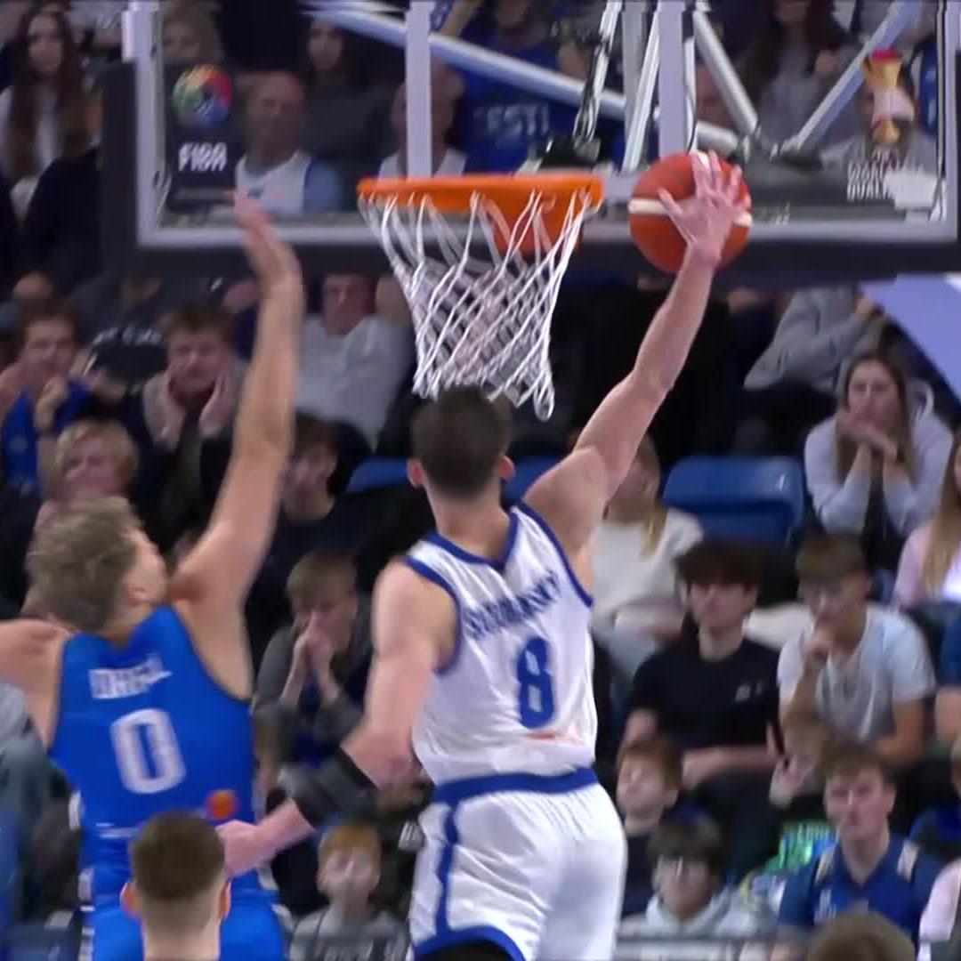 What year is it?? 😳 Tomas Satoransky POSTERIZES Henri Drell. #FIBAWC | #StepItUp