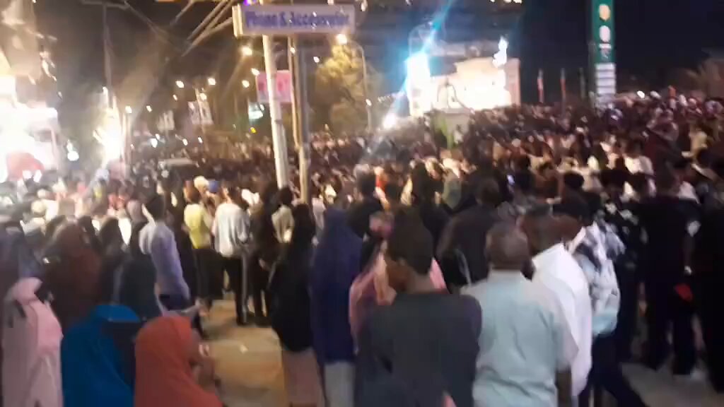 Mass protests erupt in Hargeisa against the extremist group Al-ICTISAAM now in power. The public is outraged after the govt blocked Somaliland’s former president from entering the airport en route to the UAE. This regime once killed soldiers to seize power. Shameful. #Somaliland