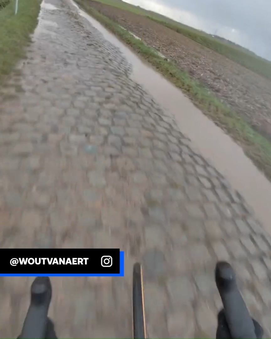 🎥💥 ESTO QUE NOS REGALA VAN AERT ES UNA 𝐋𝐎-𝐂𝐔-𝐑𝐀 🐝🪨 La vista en primera persona del corredor de Visma Lease a Bike en los adoquines de Paris-Roubaix que nos hace vibrar con solo verlo en la pantalla