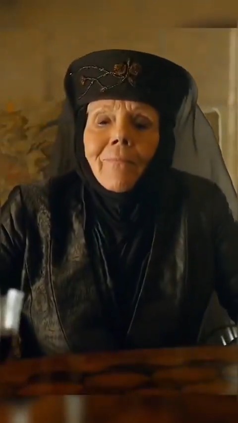 The Queen of Thorns saved her biggest sting for her last moment. The look on Jamie's face when he learned she was the one behind the death of his son... Sorry his King 👑 😜 Did he tell Cersei? 🤔