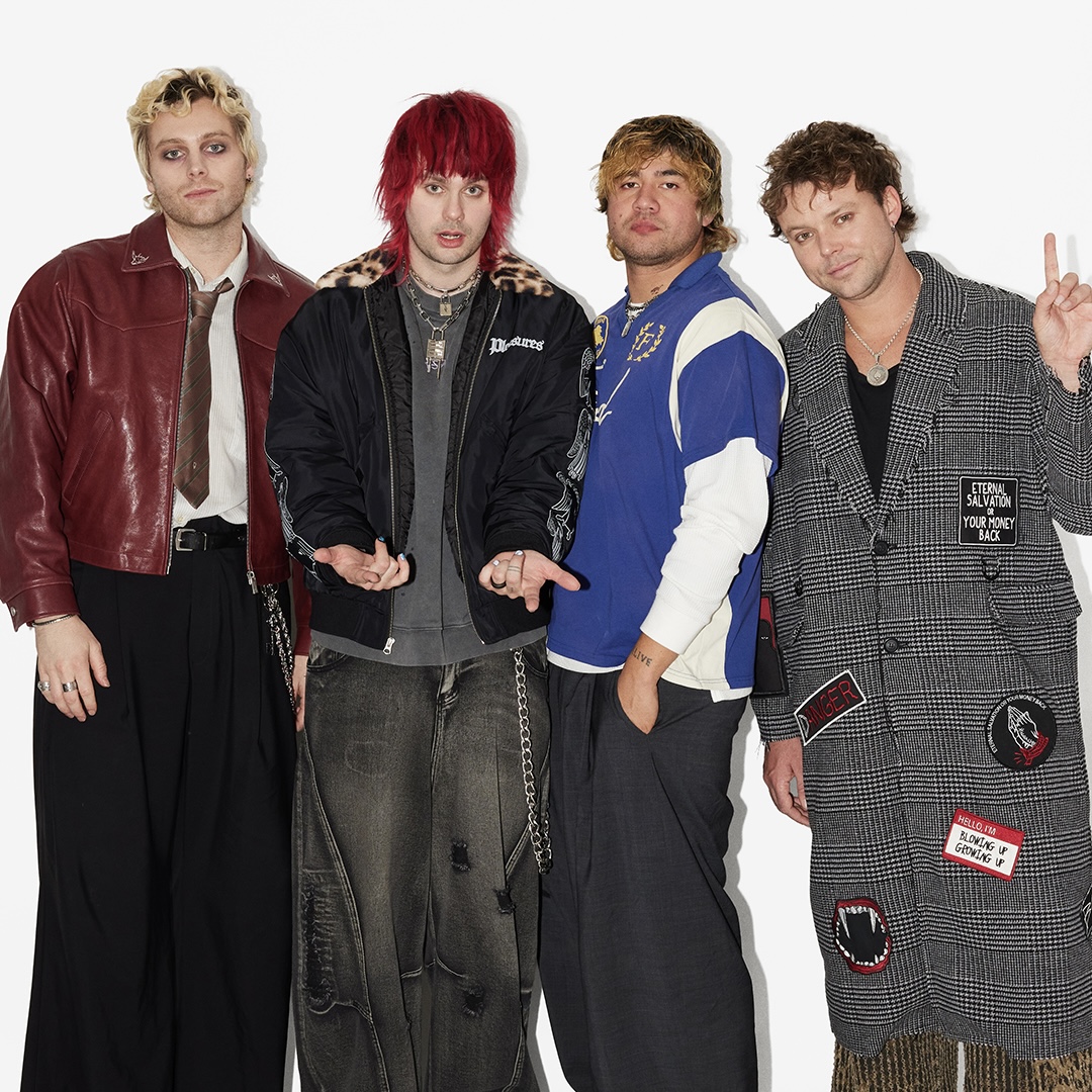 .5 Seconds of Summer reminisce on rehearsing in the dark in their early days. Listen to their full radio takeover, featuring their new album, EVERYONE’S A STAR!, now on Apple Music. 🌟