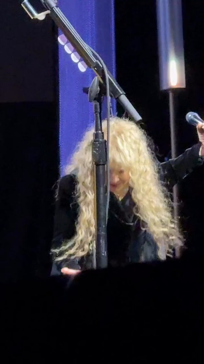 Stevie's final speech last night “stay well, stay warm, be careful, take care of yourselves and hope for a new world, a happy world where we can all have fun and laugh and have music” 🤍
