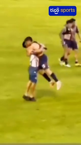 😢¡INCREÍBLE! Matías Pérez pasó por los estudios de Tigo Sports y contó la anécdota con el famoso hincha de Ciudad del Este. #SportivísimoPY