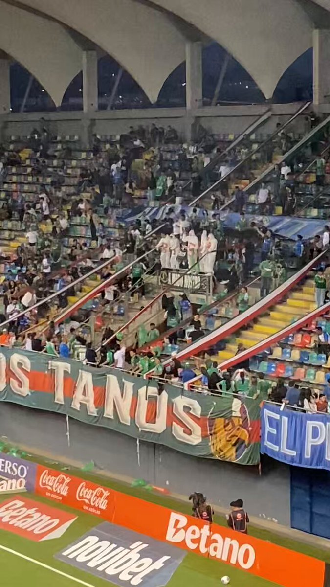 Los hinchas de Audax Italiano festejan el descenso de Unión Española. Hay globos negros y fantasmas de la “B” en la tribuna. Cooperativa #Cooperativa90