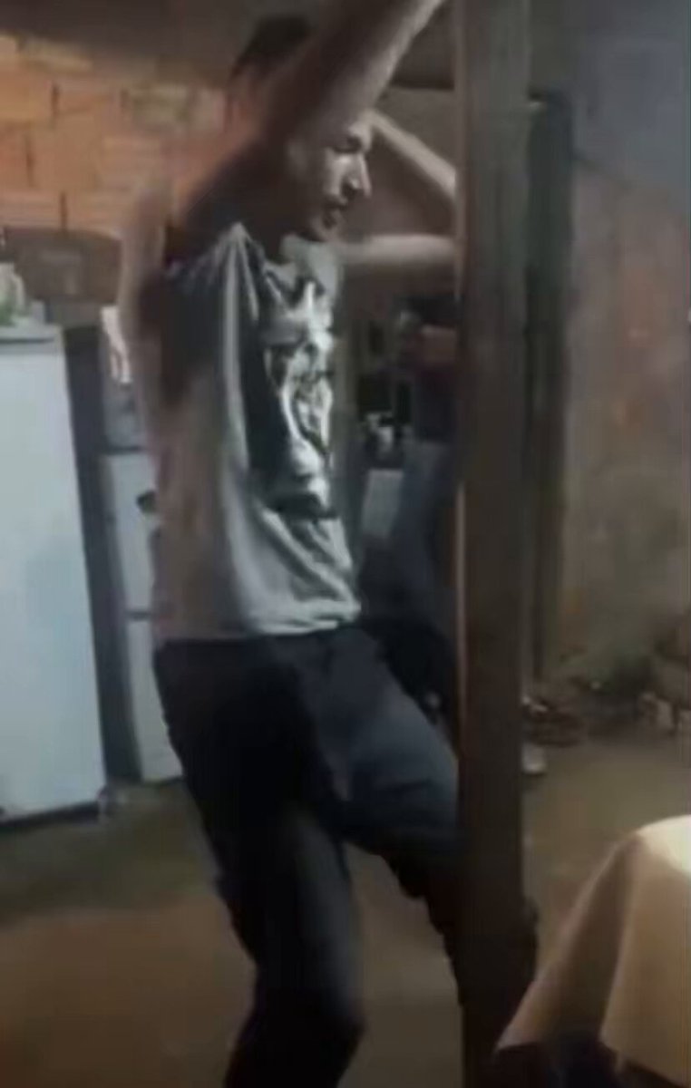 homem usando a simples estrutura da casa como pole dance e o imóvel todo indo abaixo