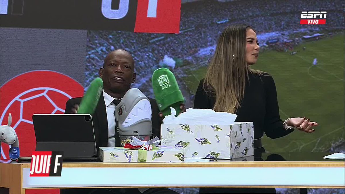 #ESPNEquipoFColombia ¡Imperdible momento! Los "regalitos" de Melissa Martinez a Faustino Asprilla tras la victoria de Junior a Atlético Nacional ¿Qué tal? ▶️ No te pierdas EQUIPO F en el Plan Premium de #DisneyPlus