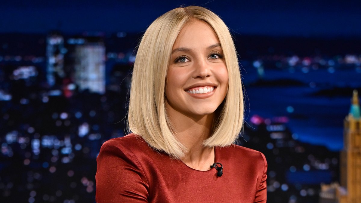 .Sydney Sweeney convinced her The Housemaid co-star Amanda Seyfried to make a Mamma Mia-themed TikTok with her! 😂 #FallonTonight