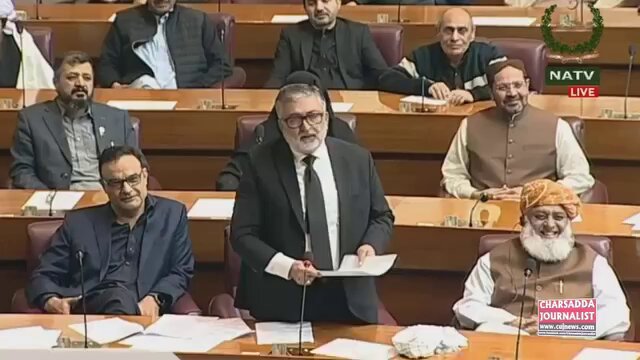 جے یو آئی کےسنینٹرکامران مرتضیٰ اور وفاقی وزیر قانون کے درمیان پارلیمنٹ کے مشترکہ اجلاس میں شدید گرماگرمی۔کیا یہ ہے تمہارا اسلامی جمہوریہ پاکستان۔